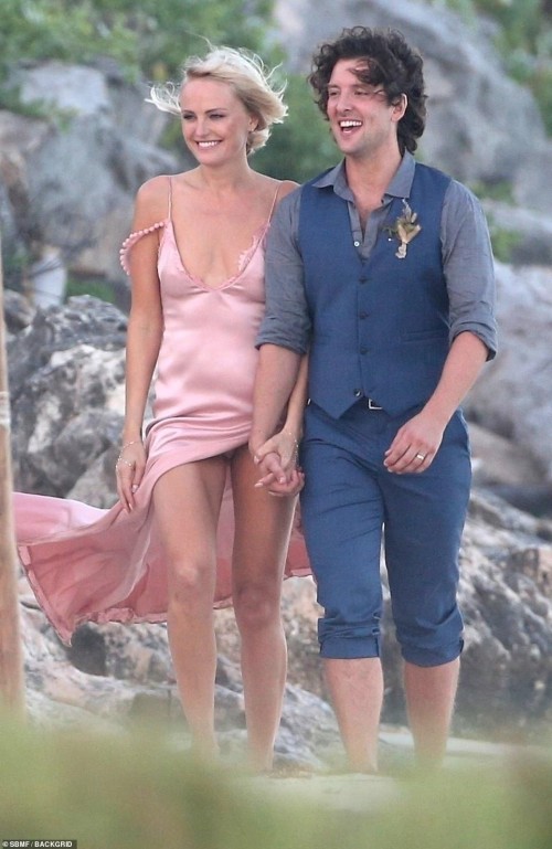 Malin-Akerman-Just-married-Upskirt-1.jpg