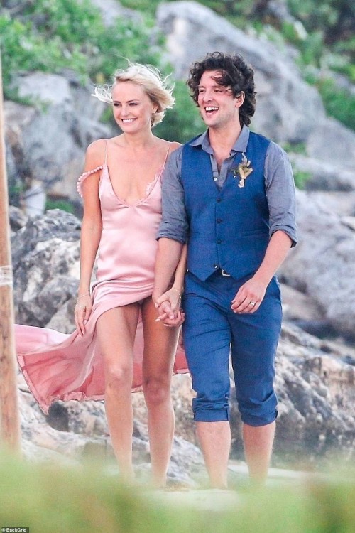 Malin-Akerman-Just-married-Upskirt-9.jpg