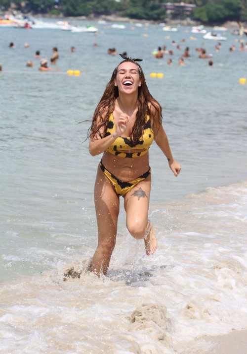 imogen townley cameltoe on the beaches of thailand 4 (1)