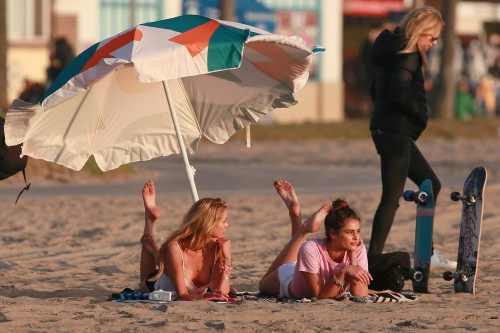 Stella-Maxwell---Nip-Slip-Victorias-Secret-Photo-Shoot-Candids---Venice-Beach-01112019-2.jpg