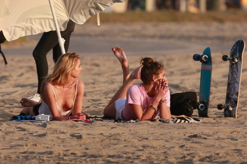 Stella Maxwell Nip Slip, Victoria's Secret Photo Shoot Candids Venice Beach 01112019 (4)