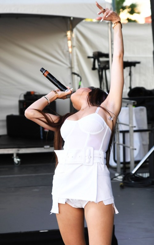 Madison-Beer-Upskirt-on-Stage-in-Las-Vegas-9202019-3.jpg