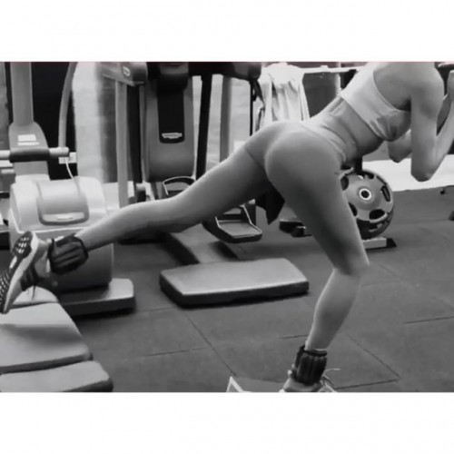 Video-Candice-Swanepoel-Yoga-Workout-2.jpg