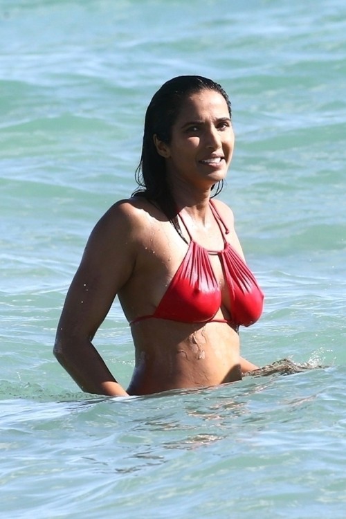 Padma-Lakshmi-Pokies-red-bikini-at-the-beach-in-Miami-7.jpg