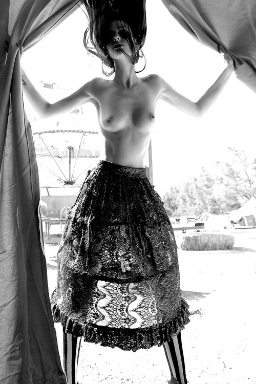 Lydia-Hearst-Nude-Topless-At-The-Circus-For-Treats-Magazine-9.jpg