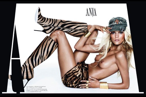 Las-Majas-Vogue-Espana-Dec.-2012-Mario-Testino-7.jpg