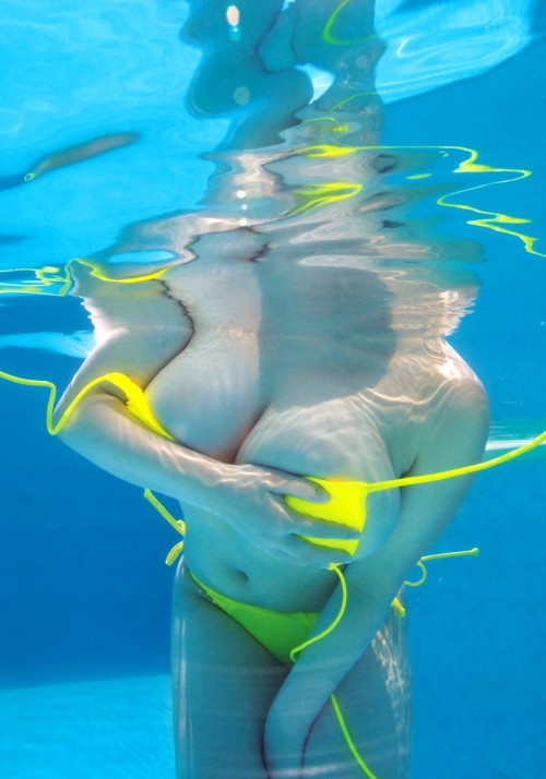 Saki-Yanase-Huge-Boobs-Bursting-Underwater-8.jpg