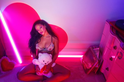 Rihanna-Savage-X-Fenty-Lingerie-4.jpg