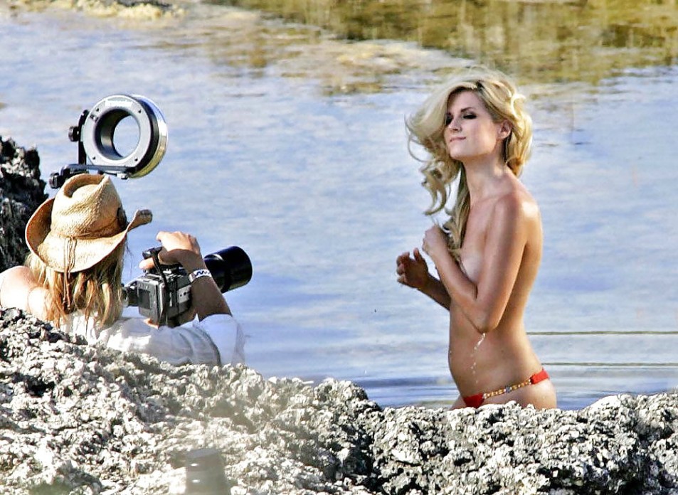 Sarah-Jayne-Dunn-Bikini-Topless-6.jpg