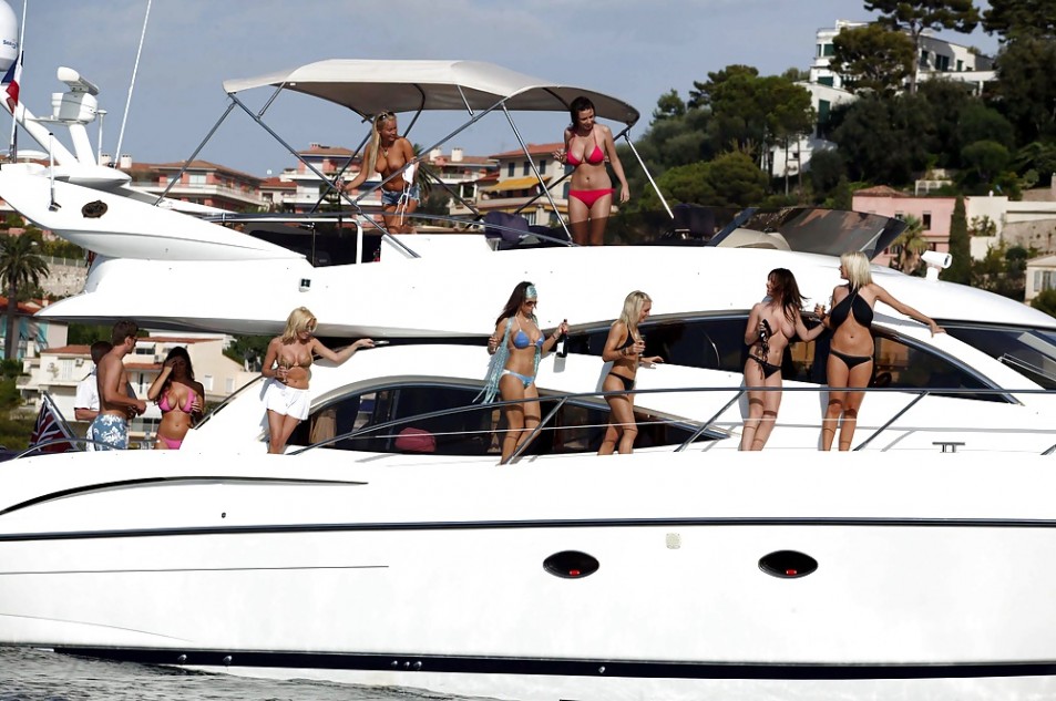 UK-Glamour-Topless-On-a-Boat-7.jpg