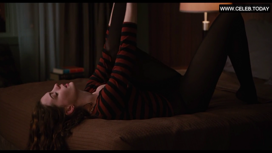 Anne-Hathaway-Nude-Caps-from-Love-and-Other-Drugs-10.png