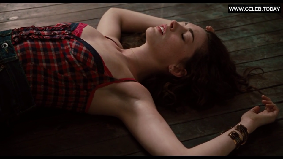 Anne-Hathaway-Nude-Caps-from-Love-and-Other-Drugs-4.png