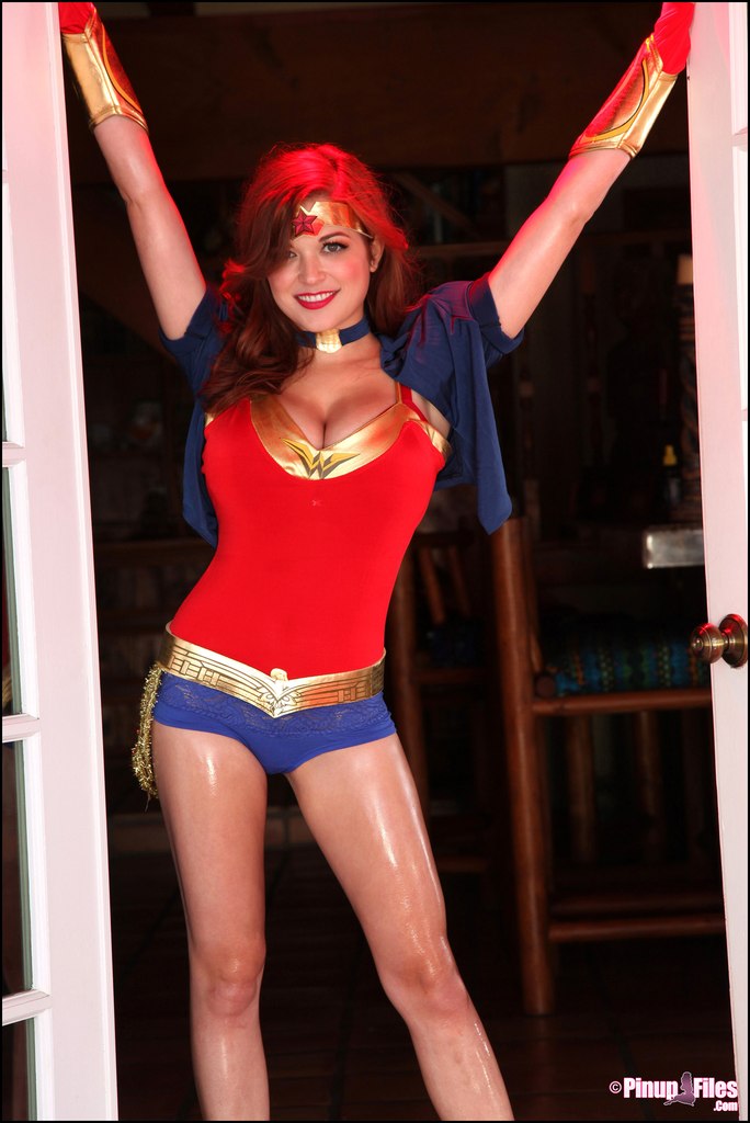 Tessa-Fowler-Wonder-Woman-topless-3.jpg