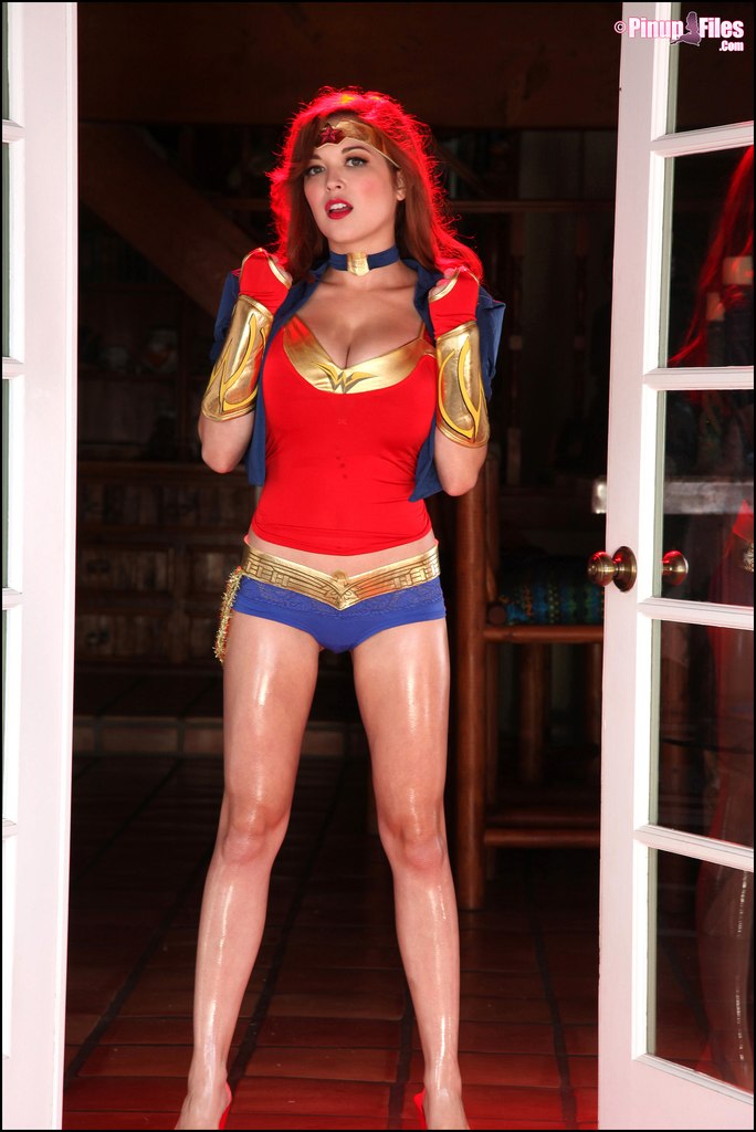 Tessa Fowler Wonder Woman topless (5)