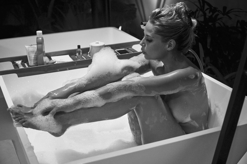 Genevieve-Morton-Nude-in-a-bathtub-PS-by-Derek-Riker---2018-5.jpg