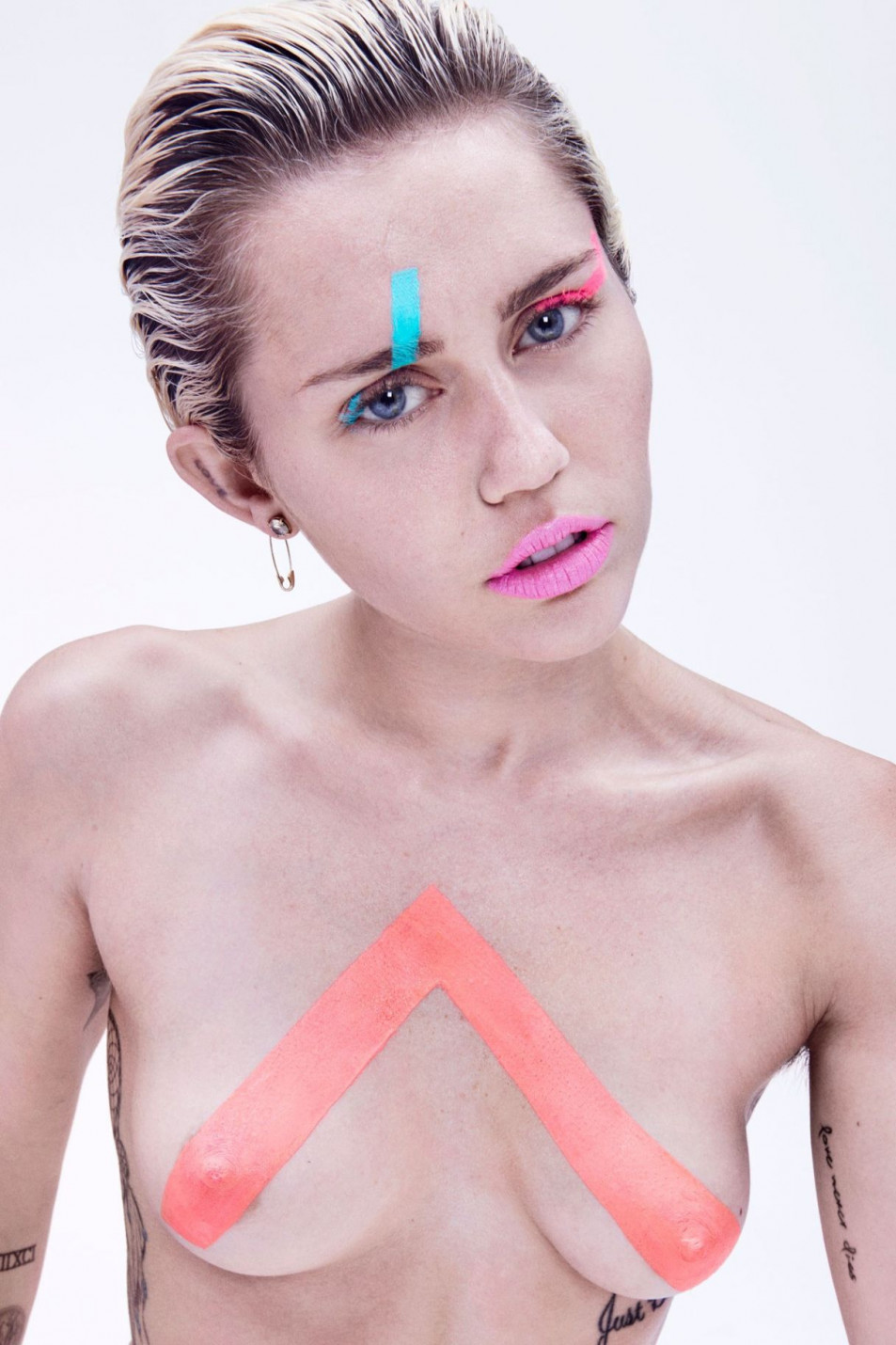 Miley Cyrus Nude, Topless and Upskirt Nude Gallery