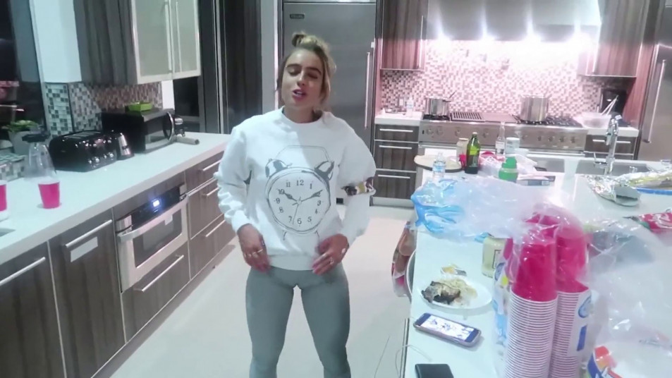 Sommer-Ray-Cameltoe-in-Tights-1.jpg