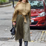 Kelly-Brook-braless-pokies-in-Heart-Radio-in-London-6