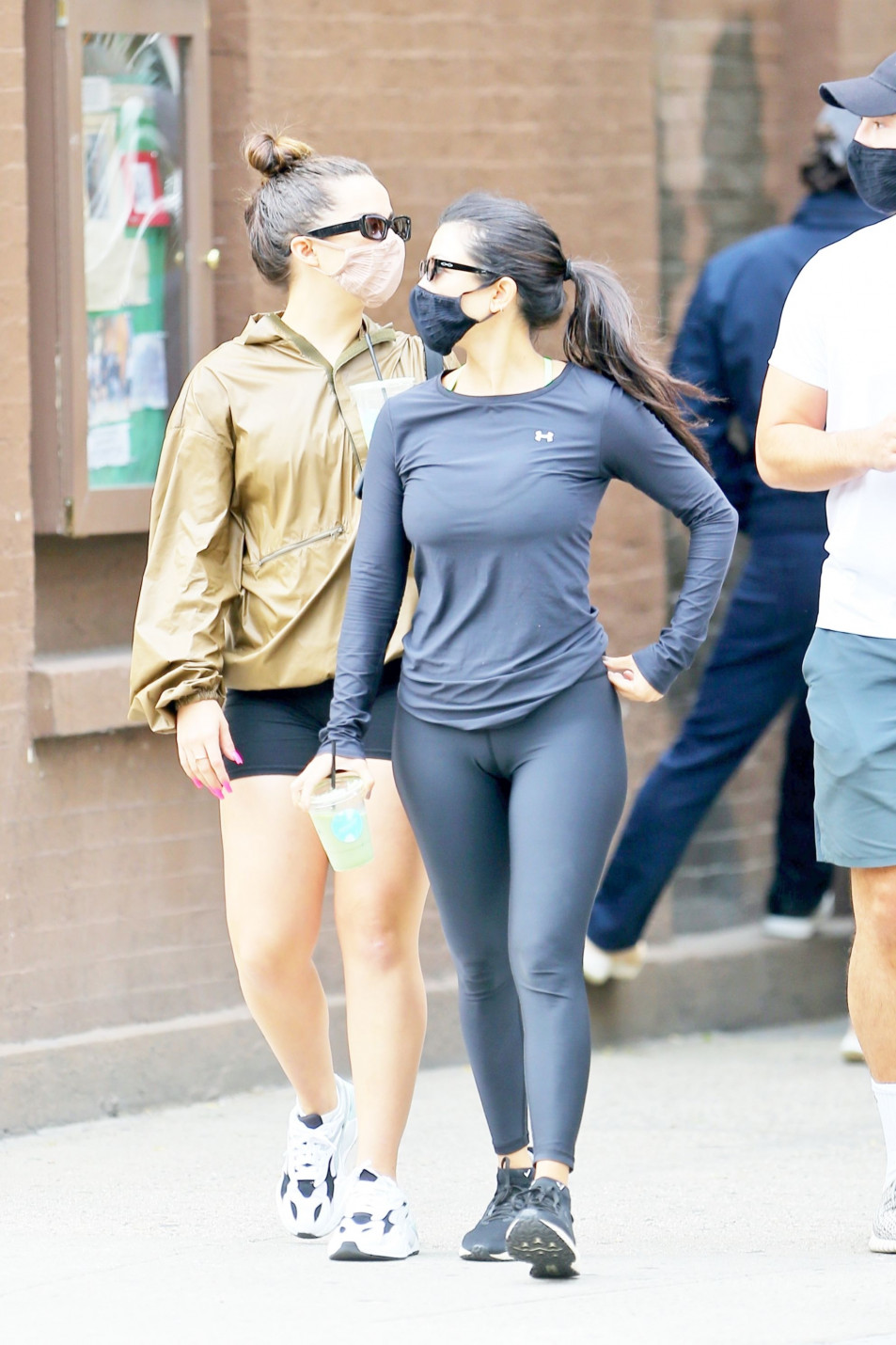 Kourtney Kardashian cameltoe in tights.