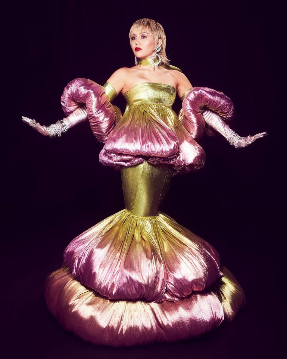 Miley-Cyrus-in-Weird-Dress-2.jpg