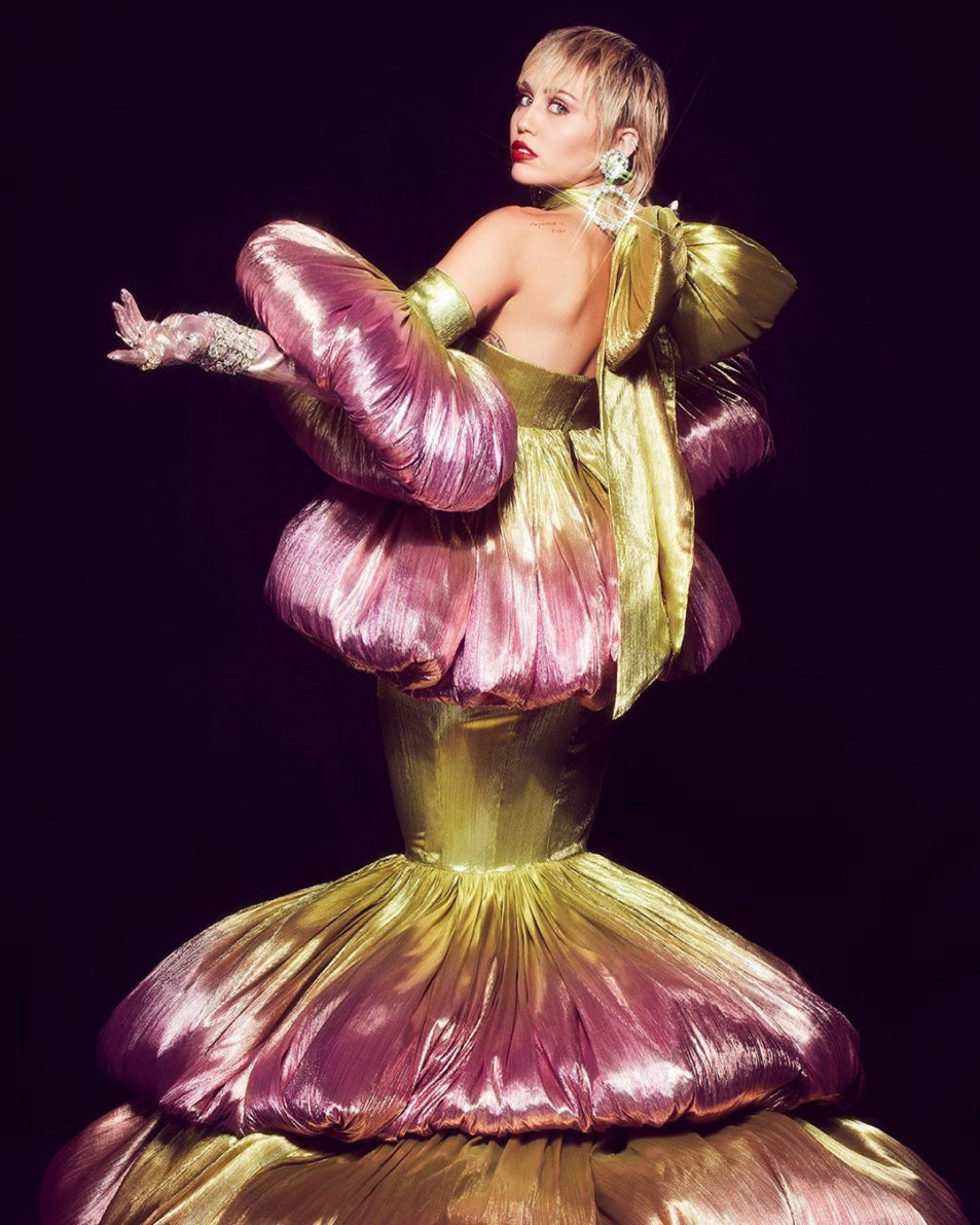 Miley-Cyrus-in-Weird-Dress-3.jpg