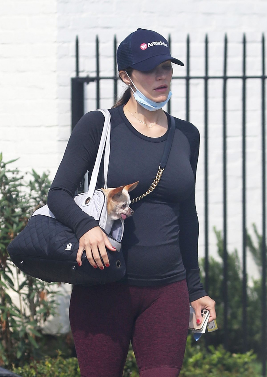 Katharine-McPhee-Cameltoe-in-Tights-3.jpg