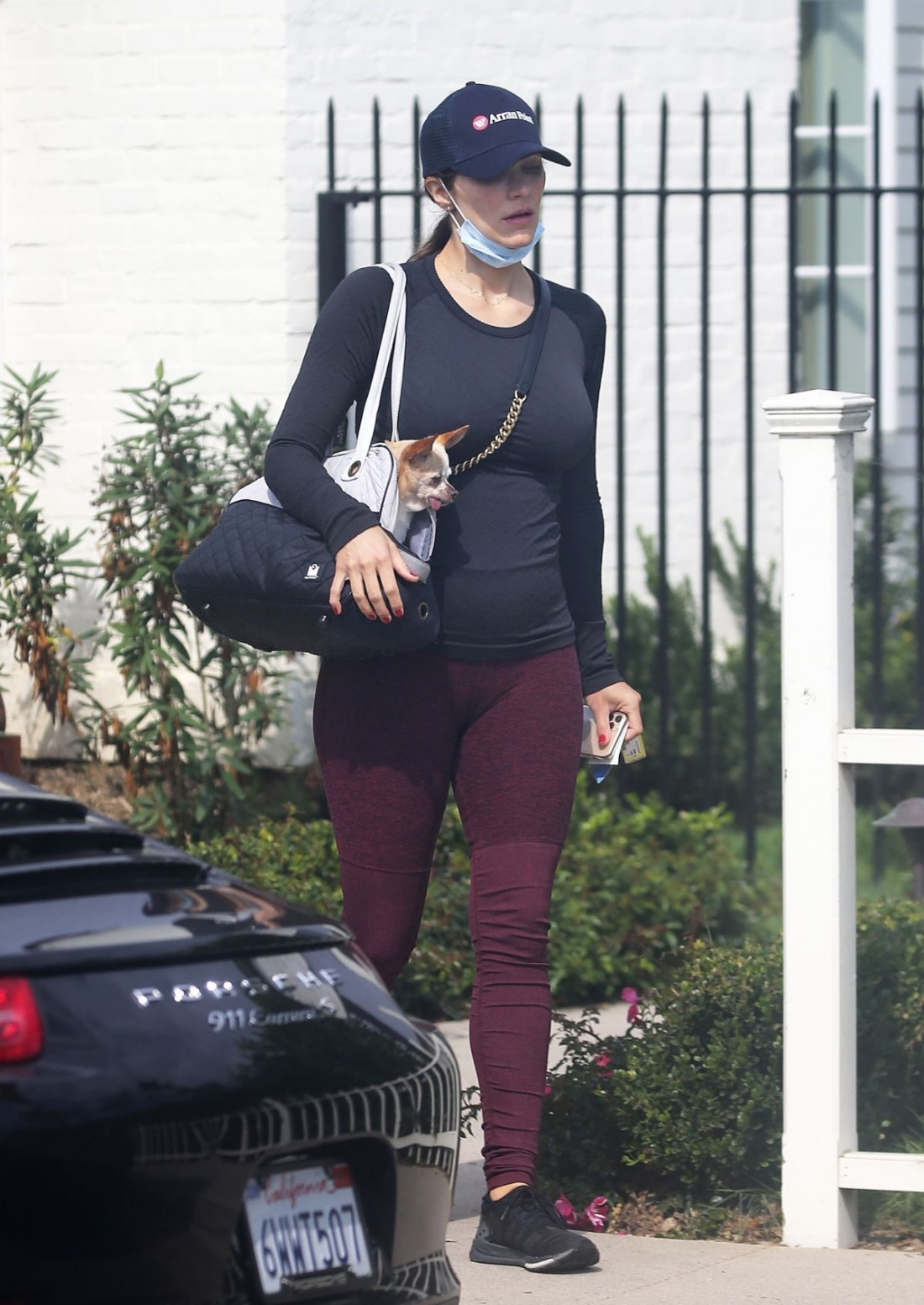 Katharine-McPhee-Cameltoe-in-Tights-4.jpg