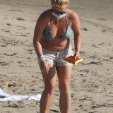 Britney-Spears-fat-in-Bikini-at-a-Beach-in-Malibu-101520-1