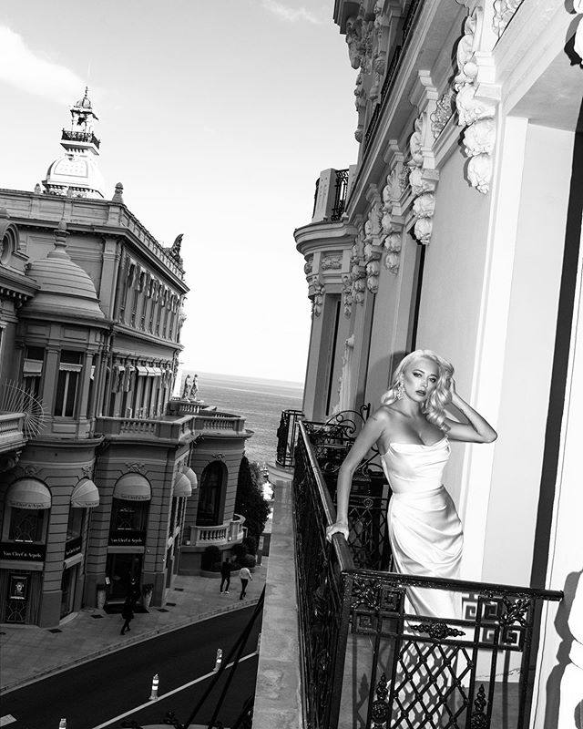 Caroline-Vreeland-Stunning-Cleavage-In-White-Dress-2.jpg