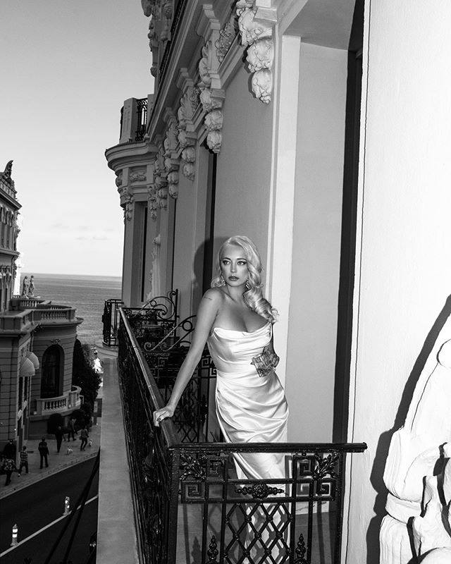 Caroline-Vreeland-Stunning-Cleavage-In-White-Dress-3.jpg