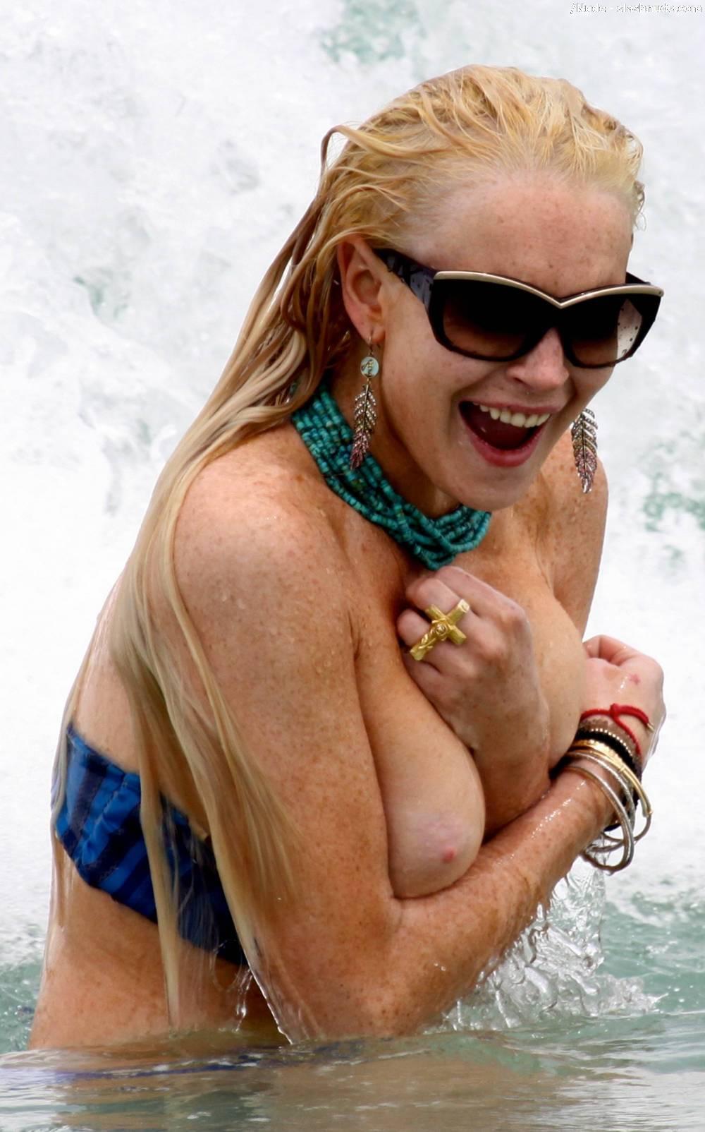 Lindsey-Lohan-Boob-Sleep-of-her-Bikini-in-Miami-3.jpg