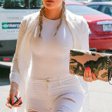 Khloe-Kardashian-Cameltoe-In-White-Ripped-Jeans-1
