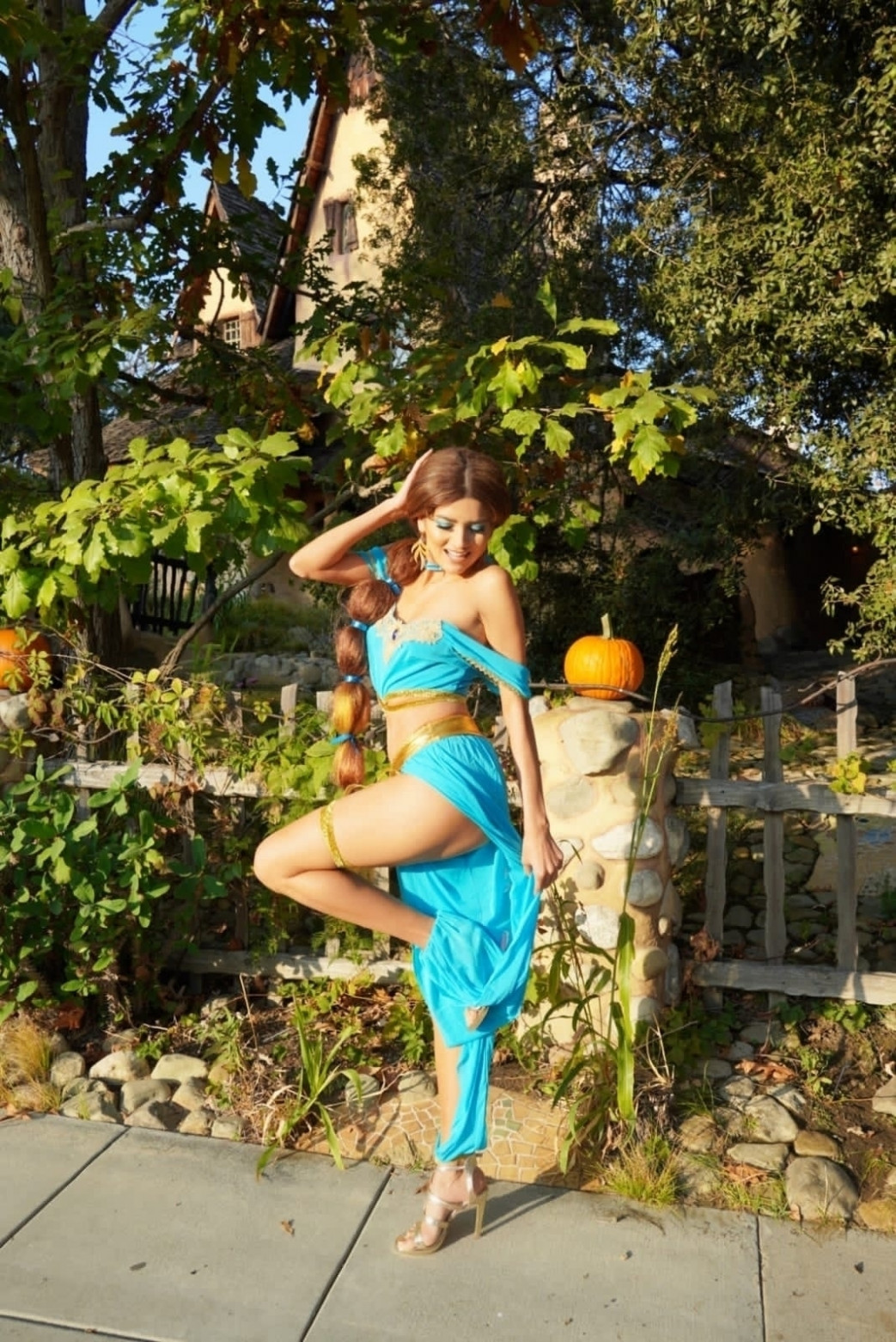 Blanca-Blanco-in-Princess-Jasmine-Halloween-Costume-31.10-1.jpg