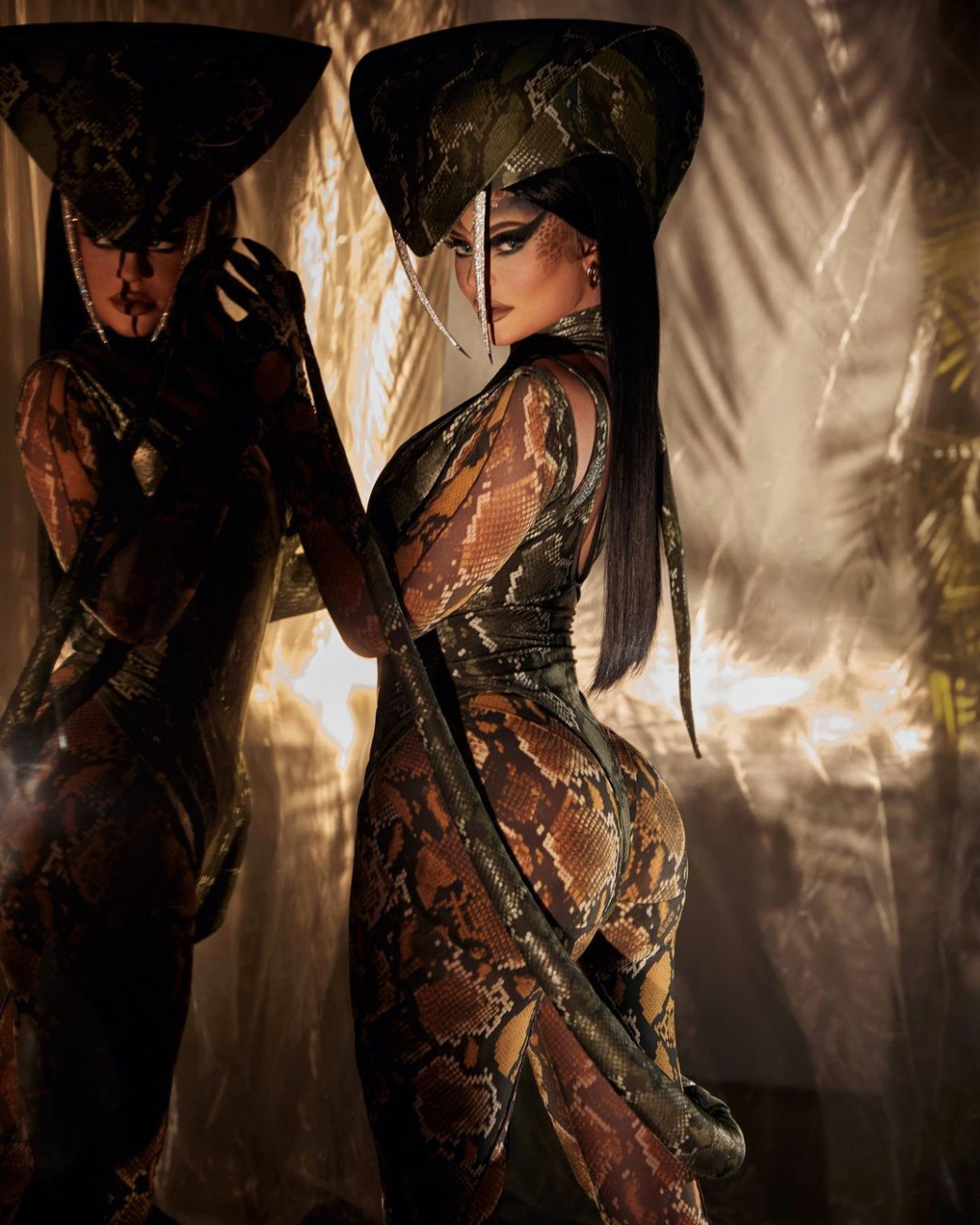 Kylie-Jenner-In-Cobra-Hallowen-Costume-5.jpg