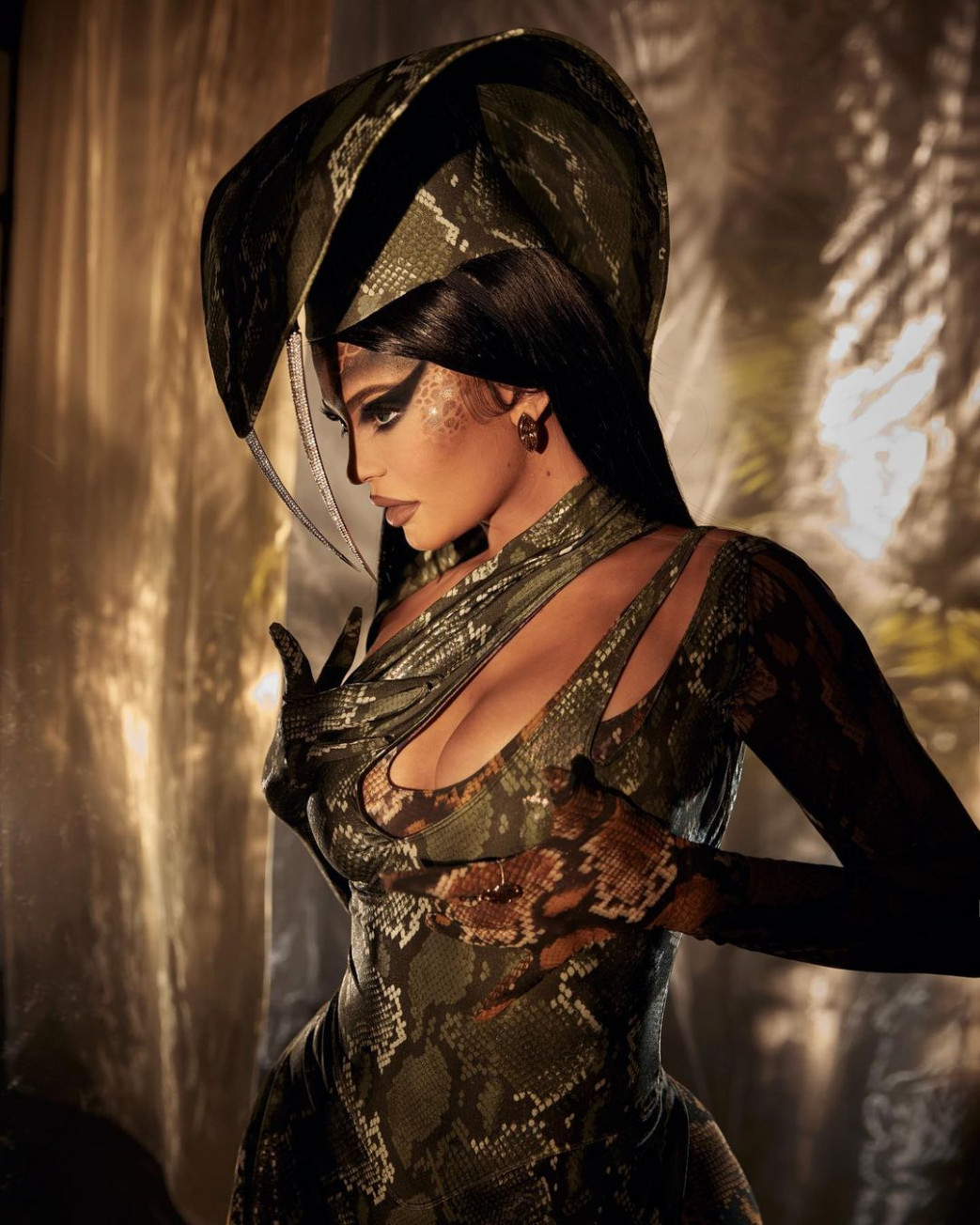 Kylie-Jenner-In-Cobra-Hallowen-Costume-7.jpg