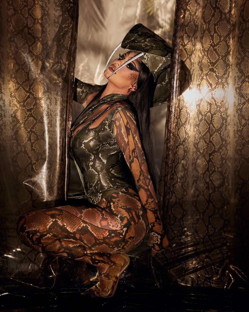 Kylie-Jenner-In-Cobra-Hallowen-Costume-8.jpg