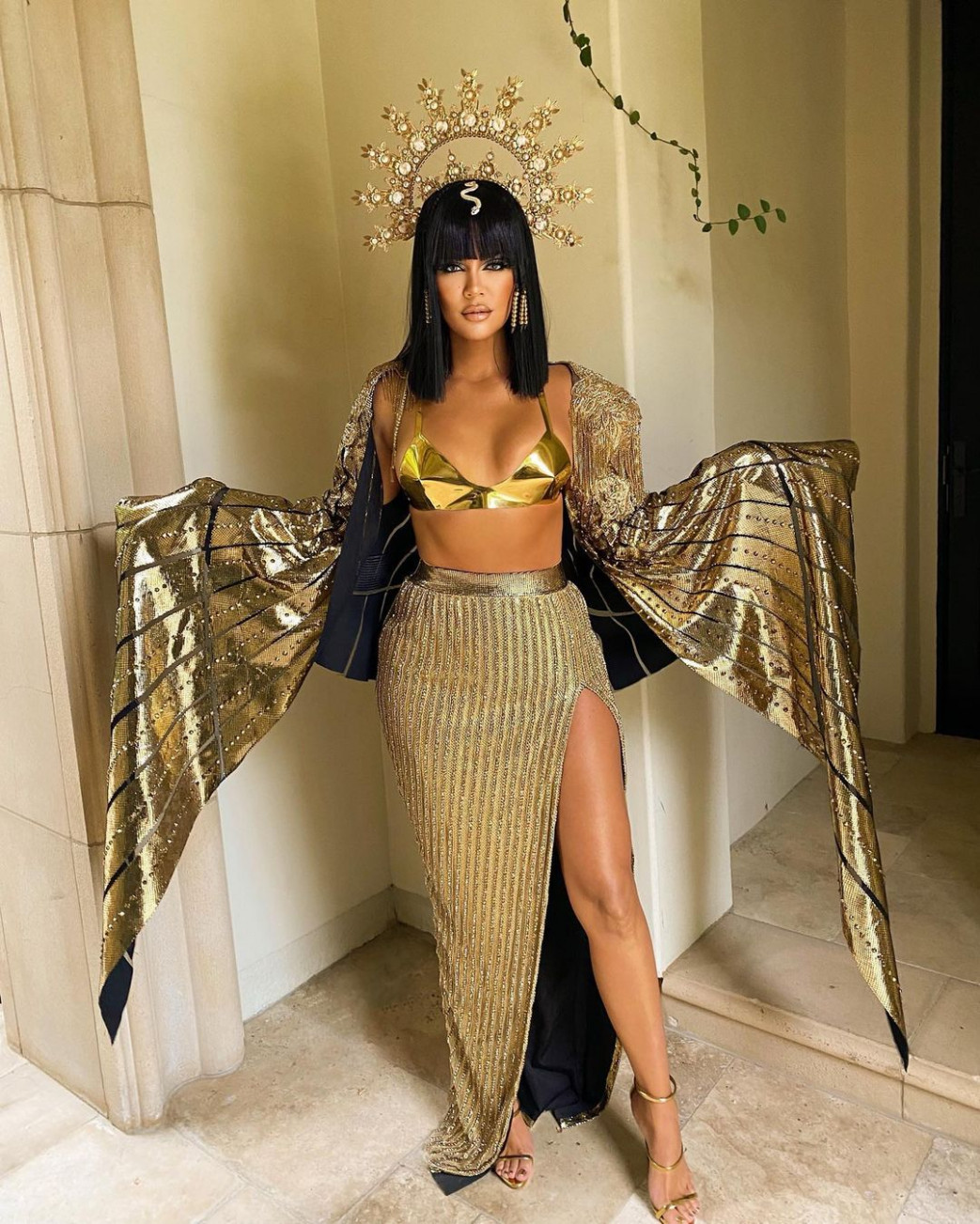 Khloe-Kardashian-Hot-In-Cleopatra-Halloween-Costume-1.jpg