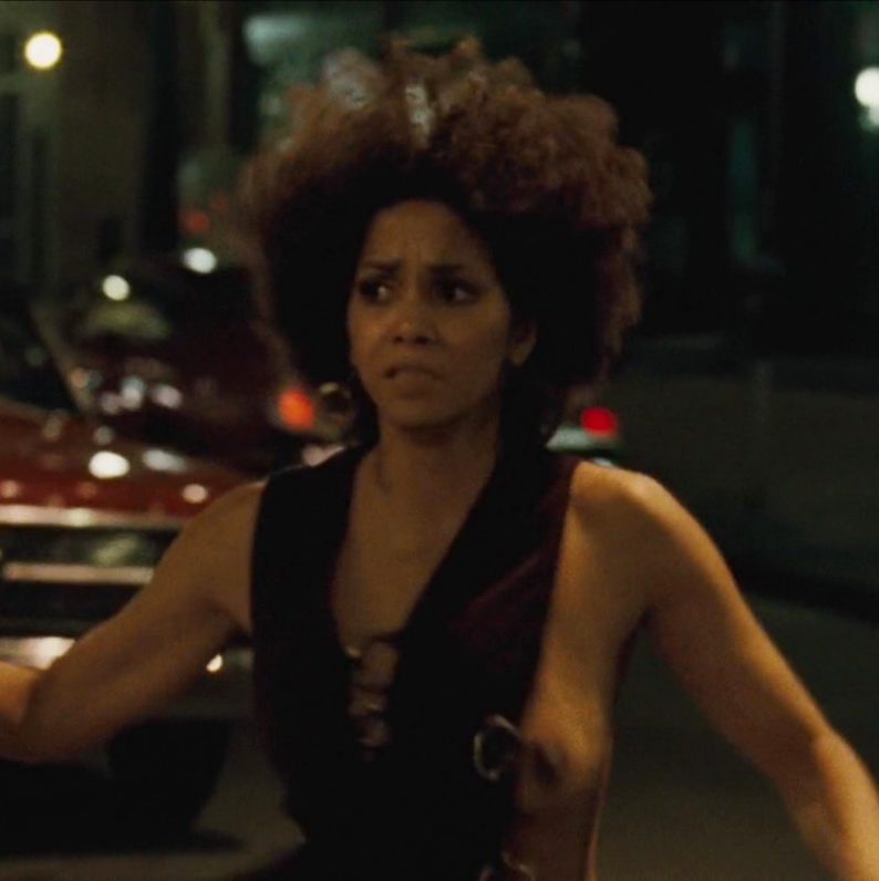 Halle-Berry-boobs-2.jpg