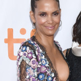 Halle-Berry-massive-cleavage-3.jpg