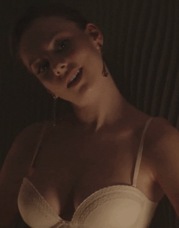 Ester-Exposito-desnuda-gif-29.gif