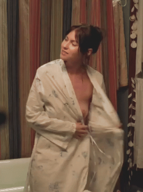 Laura-Ramsey-nude-gif-1.gif