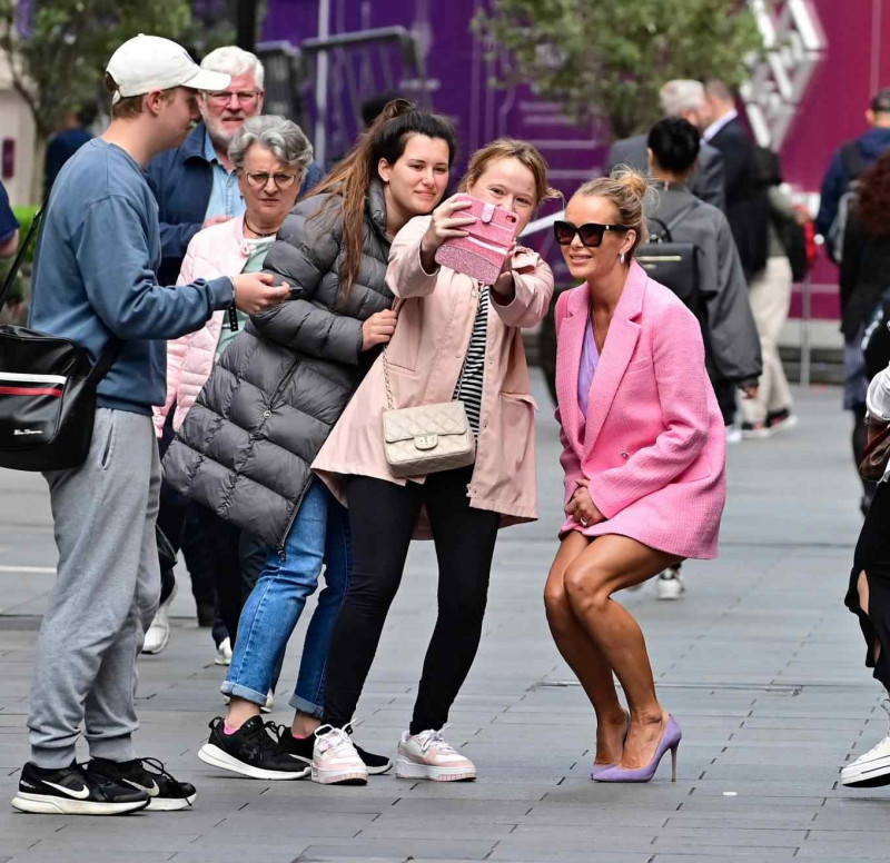 Amamda-Holden-Leggy-With-Fans-4.jpg