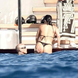 Kourtney-Kardashian-Ass-in-bikini-1
