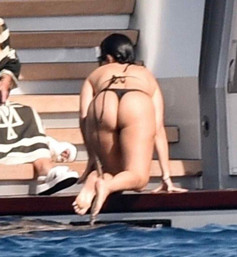 Kourtney-Kardashian-Ass-in-bikini-2.jpg
