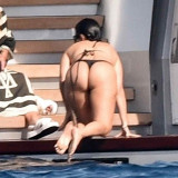 Kourtney-Kardashian-Ass-in-bikini-2
