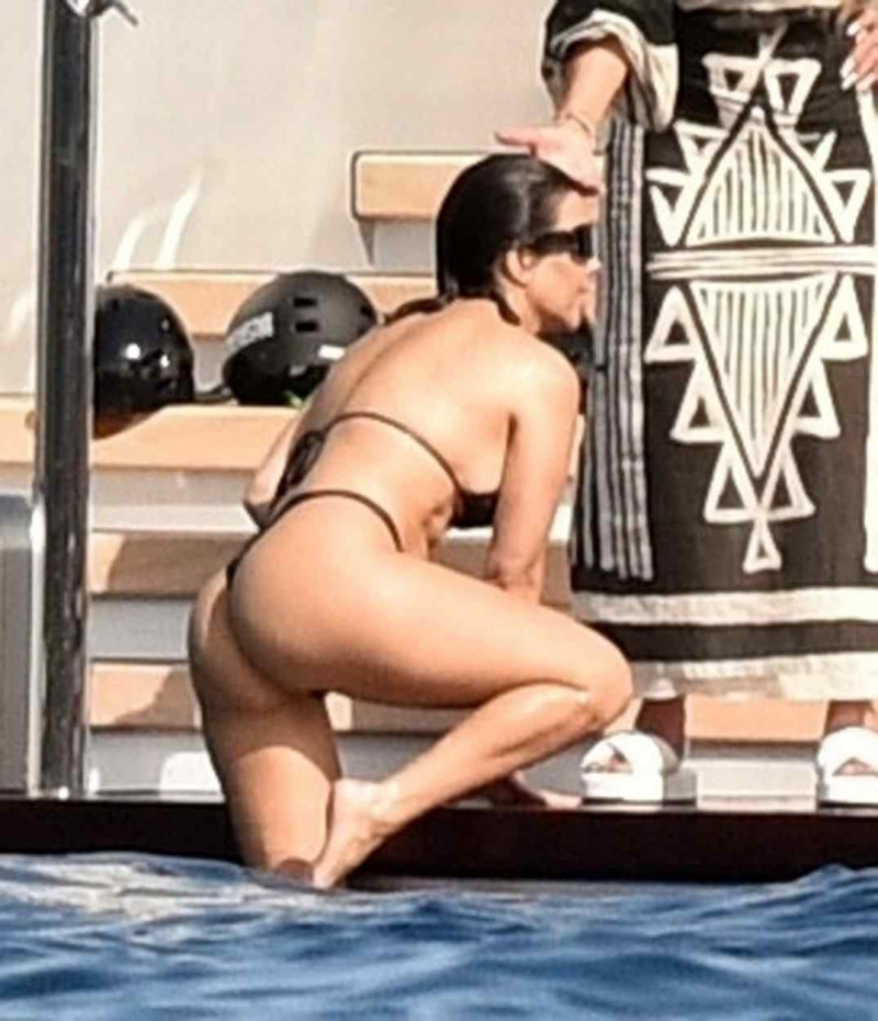 Kourtney-Kardashian-Ass-in-bikini-3.jpg