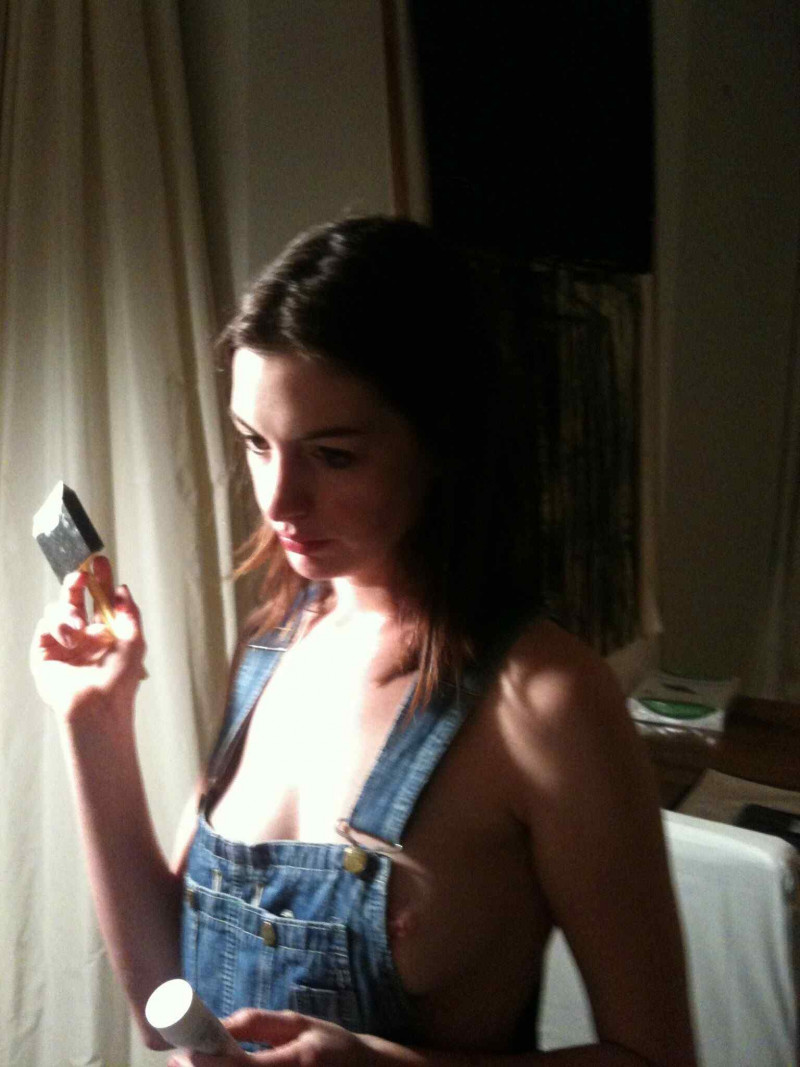 Celebrity-Topless-Anne-Hathaway-6.jpg