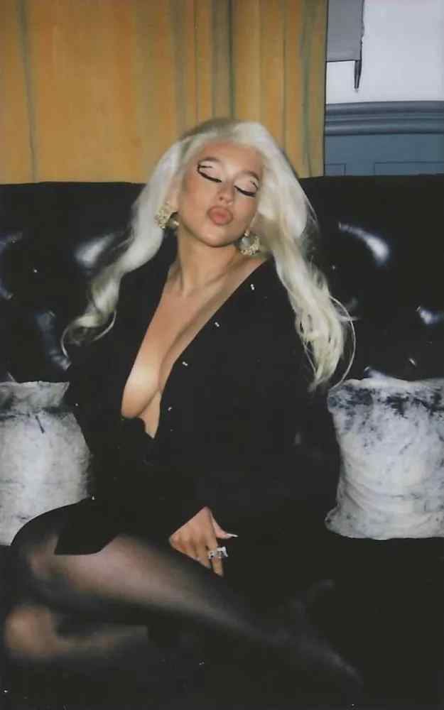 Christina-Aguilera-Sexy-Big-Tits-5ca464f905bce016d.jpg