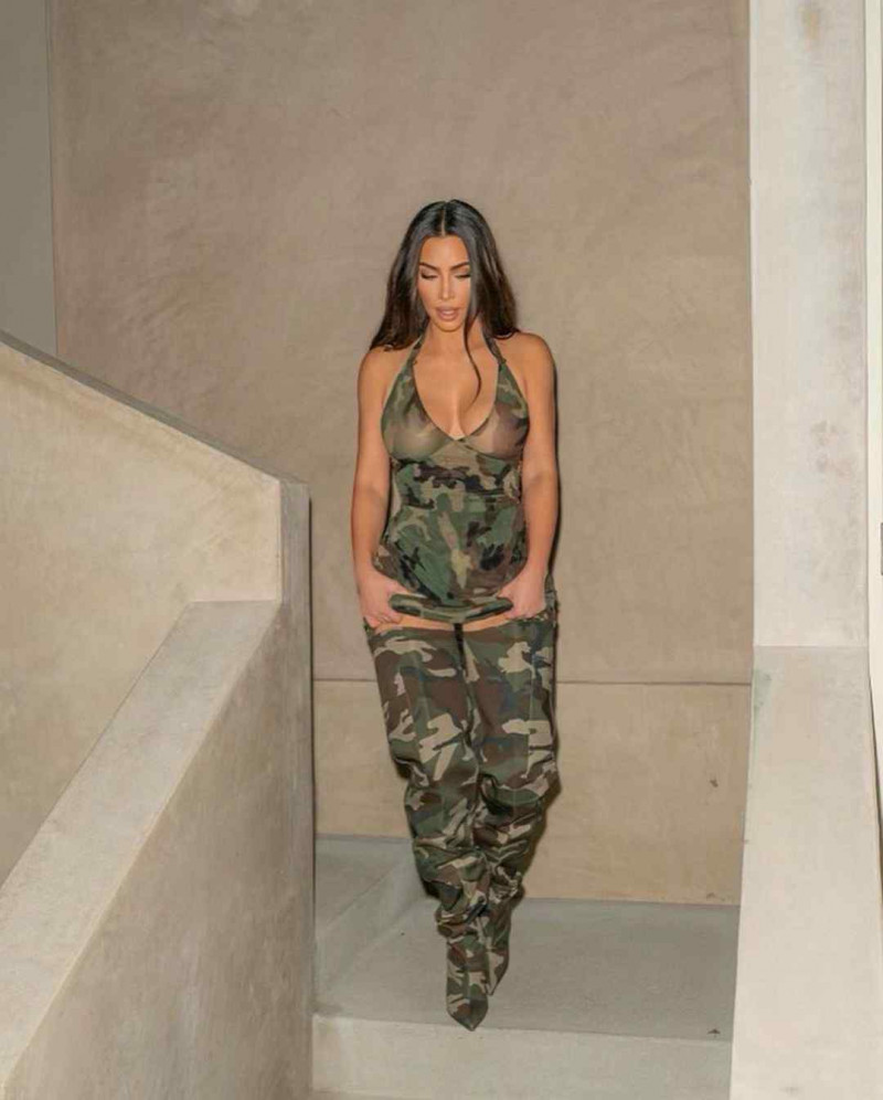 Kim-Kardashian-sexy-in-military-outfit-25f0b37192e285827.jpg