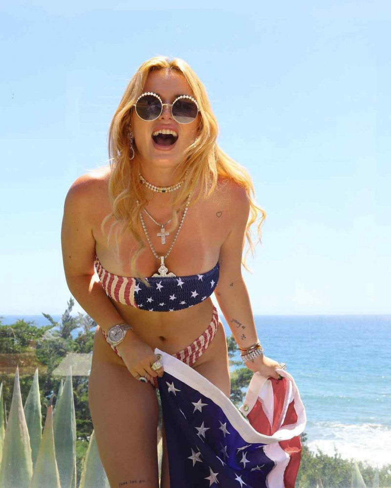 Sexy 4th Of July Bella Thorne (1)